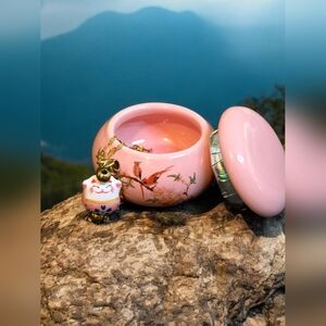 20 inch 18k gold plated chain with lucky cat. Porcelain box as a gift.